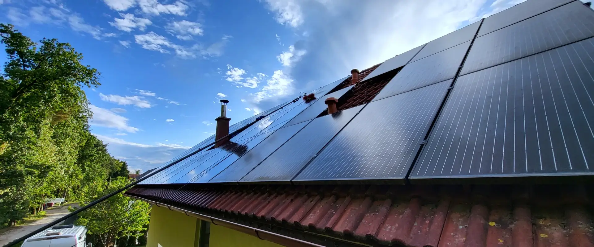 Očiščeni sončni paneli, ki znova sijajno delujejo